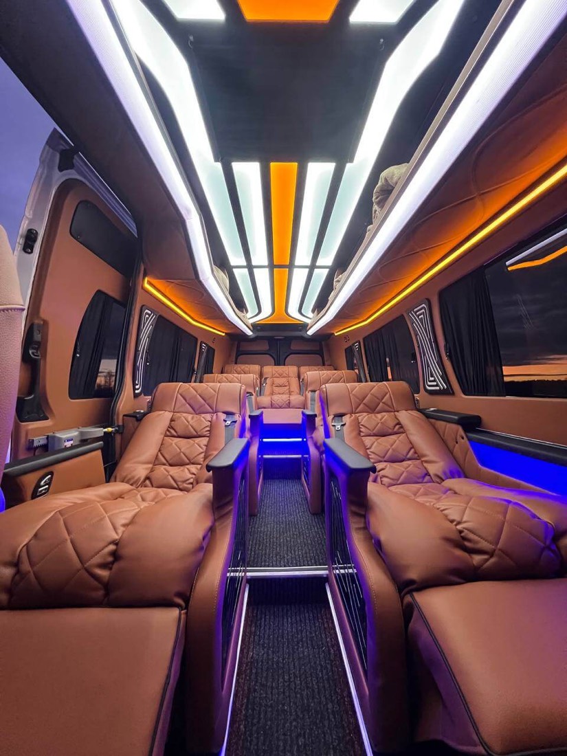 Салон мікроавтобуса Recliner Travel з кріслами-реклайнерами