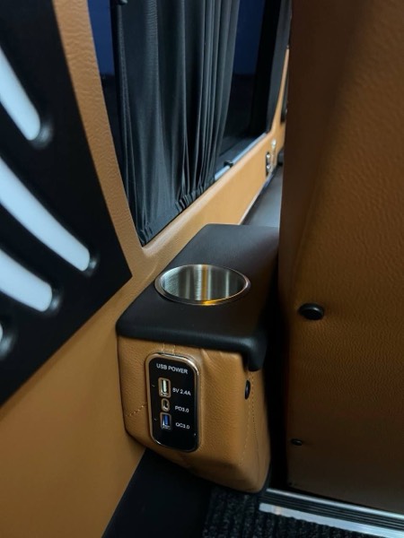 USB-зарядка та підстаканник біля крісла